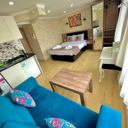 Elegance Family House מלון *